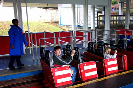 AtlantaTrip2003_files/atlan6flagscoaster.jpg (61968 bytes)