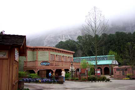 AtlantaTrip2003_files/atlanstonemtntown.jpg (36347 bytes)
